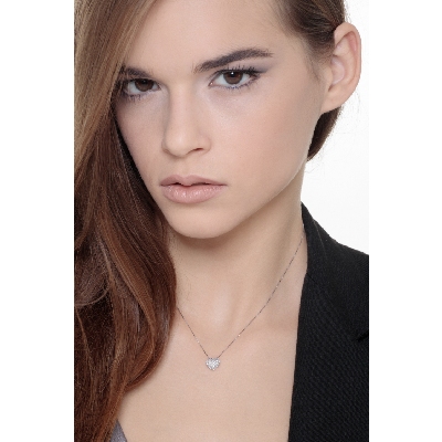 Collar de oro blanco de 18 kilates con colgante de corazón pavé de diamantes