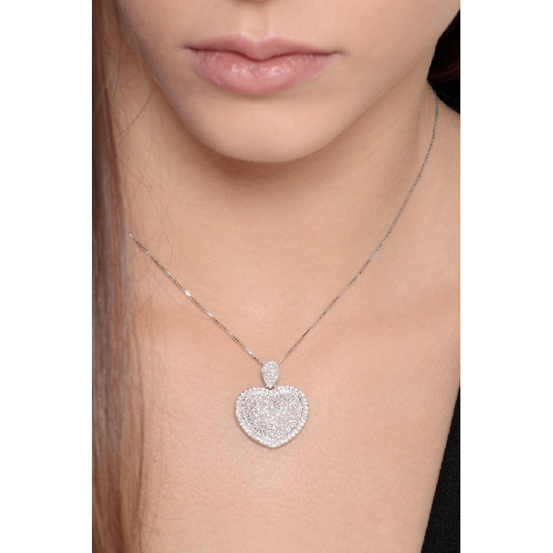 Colgante en forma de corazón de oro blanco de 18 kilates con pavé de diamantes Colgante en forma de corazón de oro blanco de 18 kilates con pavé de diamantes
