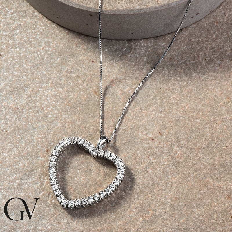 Collar de oro blanco de 18 kilates con colgante en forma de corazón y diamantes Collar de oro blanco de 18 kilates con colgante en forma de corazón y diamantes