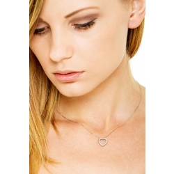 Collar de oro blanco de 18 kilates con colgante en forma de corazón y diamantes 0.20 quilates 2