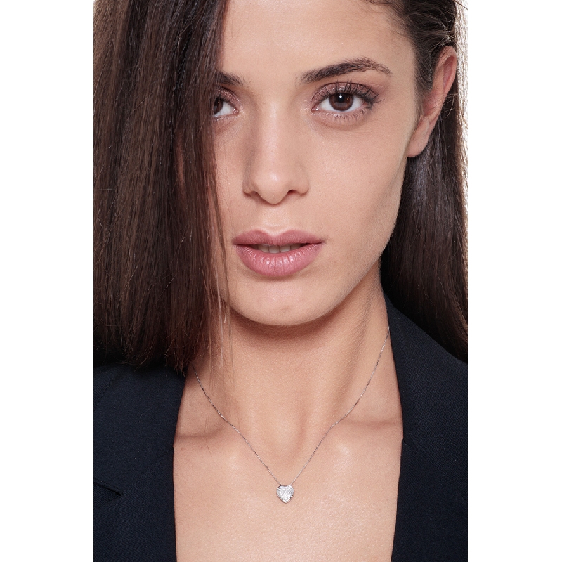 Colgante corazón de oro blanco de 18 kilates engastado con diamantes