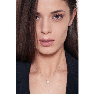 Colgante corazón de oro blanco de 18 kilates engastado con diamantes