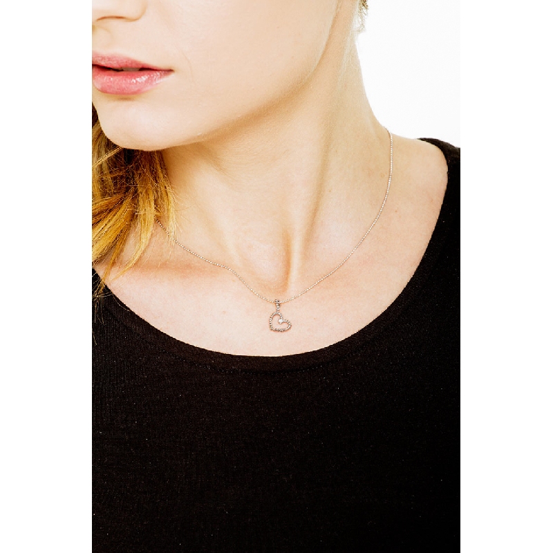 Collar con colgante de corazón en oro blanco 18 kt y diamante 0.04ct Collar con colgante de corazón en oro blanco 18 kt y diamante 0.04ct