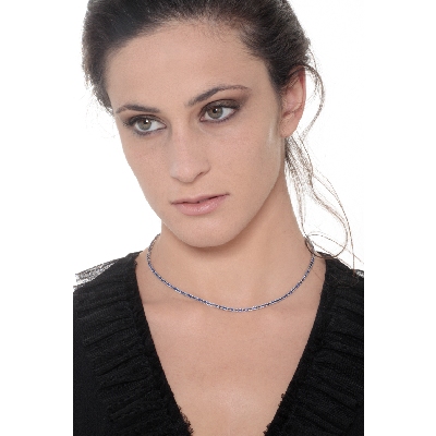 Collar rivière de oro blanco de 18K con zafiros azules