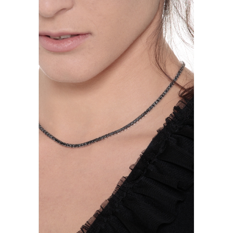 Collar tennis en oro blanco de 18k con diamantes negros  Collar tennis en oro blanco de 18k con diamantes negros