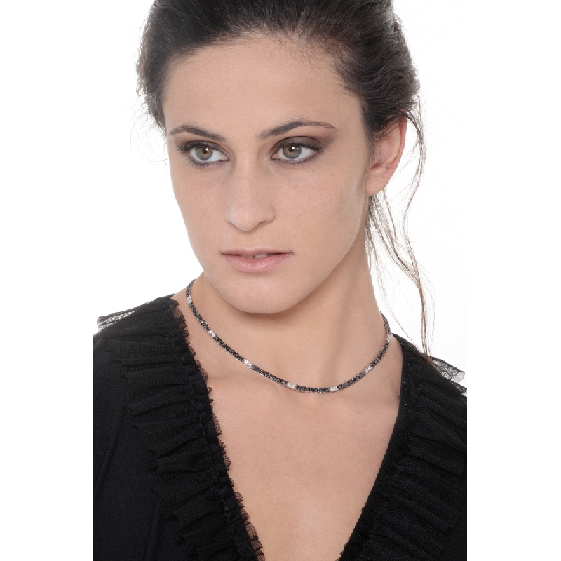 Collar rivière en oro blanco de 18 quilates con diamantes blancos, negros y puntas brunidas