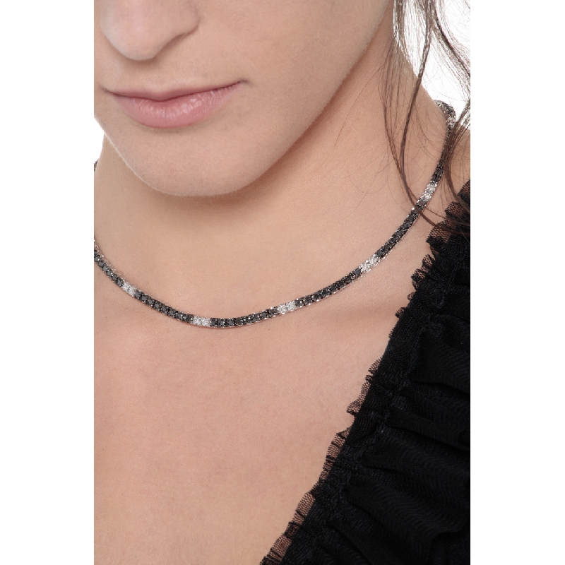 Collar rivière en oro blanco de 18 quilates con diamantes blancos, negros y puntas brunidas