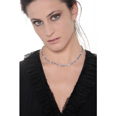 Collar tennis en oro blanco de 18 quilates con zafiros azules y diamantes