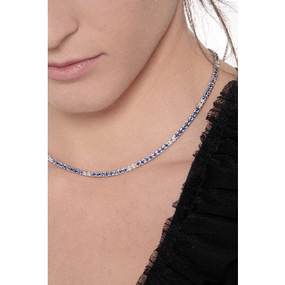 Collar tennis en oro blanco de 18 quilates con zafiros azules y diamantes