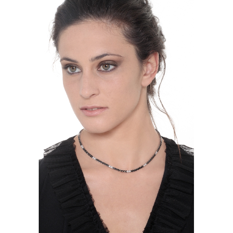 Collar de tenis en oro blanco 18 quilates con diamantes negros y blancos