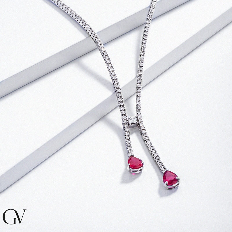 Collar tennis en oro blanco 18k con diamantes y rubíes en gota