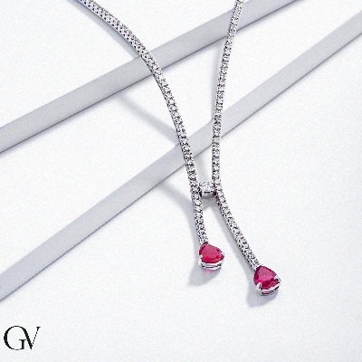 Collar tennis en oro blanco 18k con diamantes y rubíes en gota