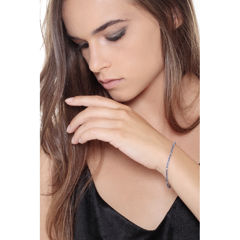 Pulsera Tennis en oro blanco de 18k con zafiros azules y diamantes Pulsera Tennis en oro blanco de 18k con zafiros azules y diamantes