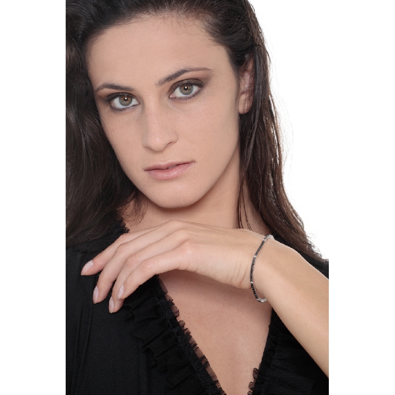 Pulsera Tennis en oro blanco de 18k con diamantes negros y blancos alternados Pulsera Tennis en oro blanco de 18k con diamantes negros y blancos alternados