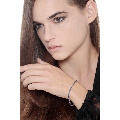 Pulsera Tennis en oro blanco de 18k con diamantes y zafiros azules