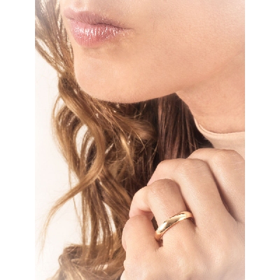 Alianza Unoaerre fabricada en oro amarillo de 18 quilates