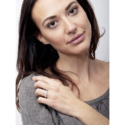 Anillo de 5 piedras en oro blanco de 18 quilates con diamantes