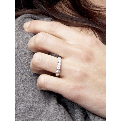 Anillo de 5 piedras en oro blanco de 18 quilates con diamantes