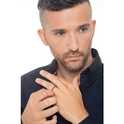 Anillo Eternity con garra en oro rosa de 18k con diamantes negros