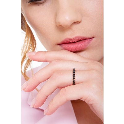 Anillo Eternity con garra en oro rosa de 18k con diamantes negros