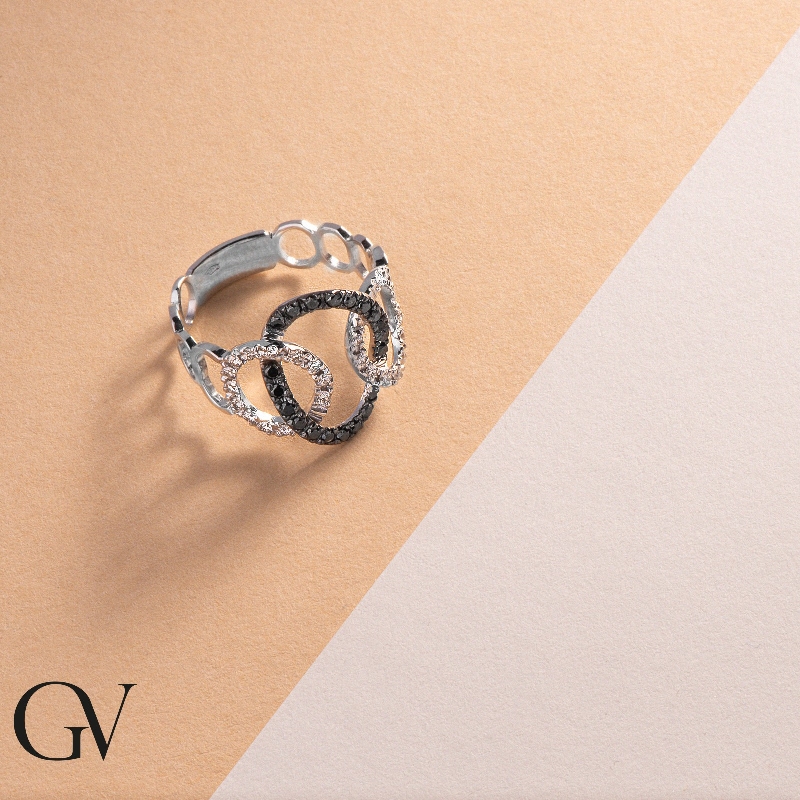 Anillo tipo groumette en oro blanco 18k con diamantes negros y blancos Anillo tipo groumette en oro blanco 18k con diamantes negros y blancos