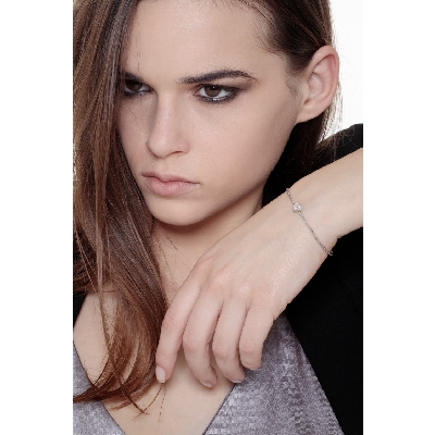 Pulsera rígida oro blanco 18k torción con corazón de diamantes