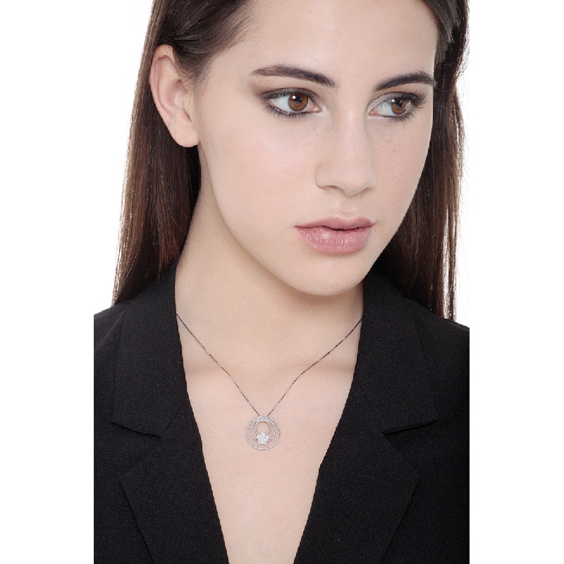 Collar en Oro Blanco 18k con Colgante de Flor en Diamantes y Aros Collar en Oro Blanco 18k con Colgante de Flor en Diamantes y Aros