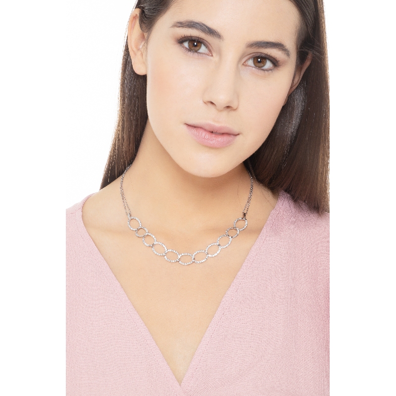 Gargantilla de eslabones ovalados en oro blanco de 18k con diamantes