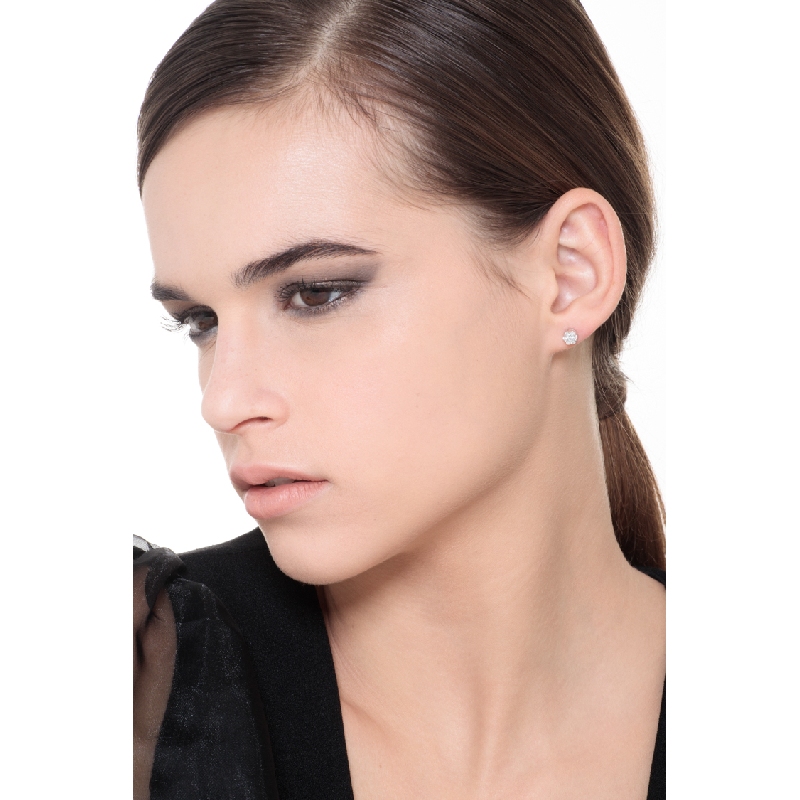 Pendientes de oro blanco de 18 quilates con un pavé de diamantes Pendientes de oro blanco de 18 quilates con un pavé de diamantes
