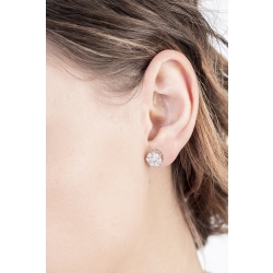 Elegantes pendientes en oro blanco 18k con diseño floral  2