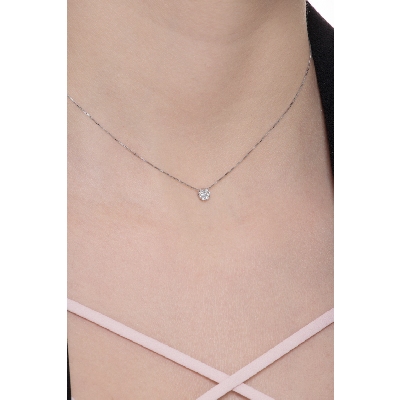 Collar Illusion en oro blanco de 18 quilates con diamantes