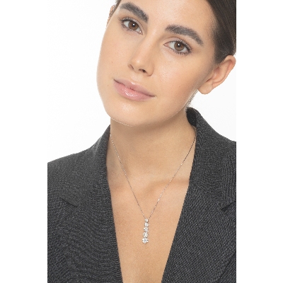 Collar en oro blanco de 18k con colgante de cinco flores