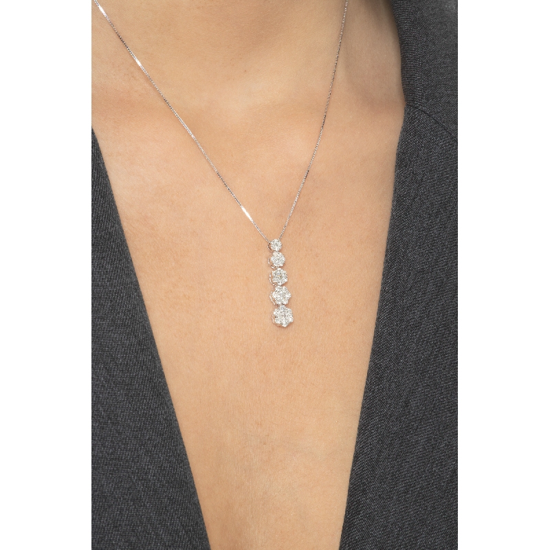 Collar en oro blanco de 18k con colgante de cinco flores Collar en oro blanco de 18k con colgante de cinco flores