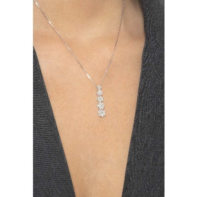 Collar en oro blanco de 18k con colgante de cinco flores