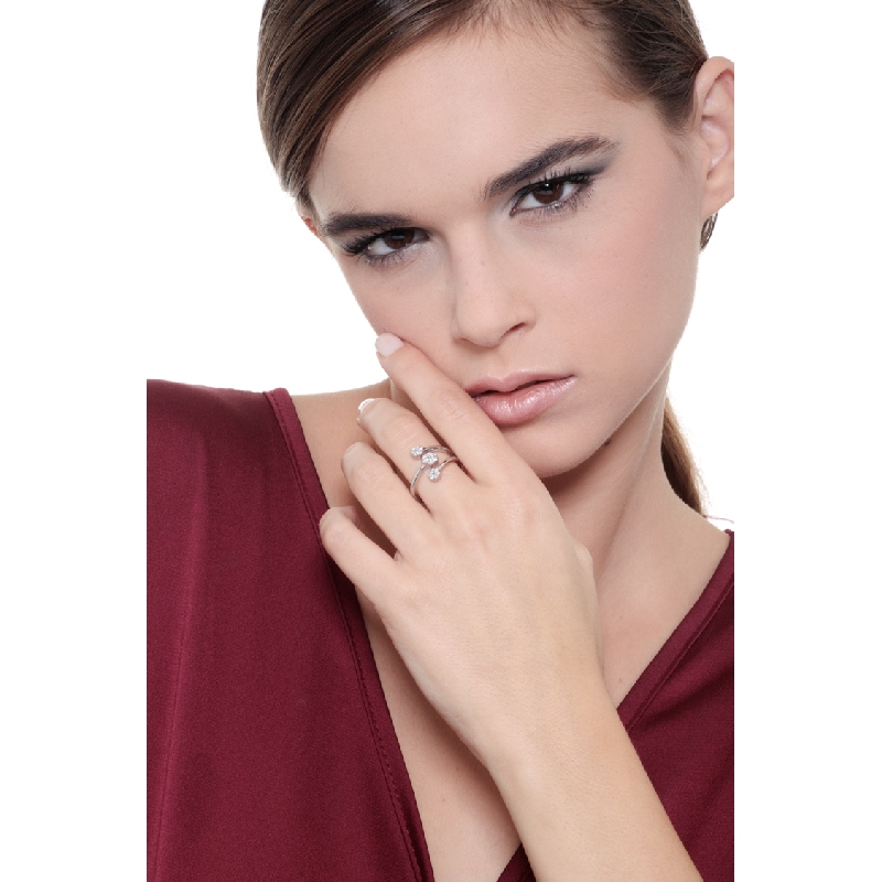 Anillo de mujer en oro blanco de 18k con flores con diamantes Anillo de mujer en oro blanco de 18k con flores con diamantes