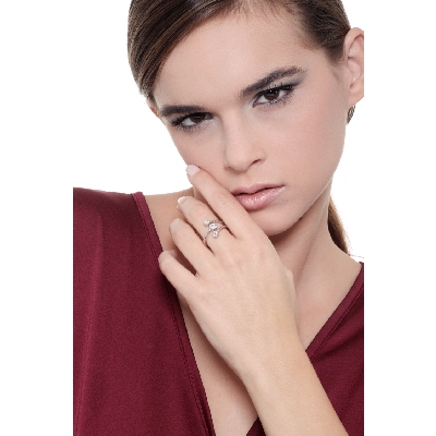 Anillo de mujer en oro blanco de 18k con flores con diamantes