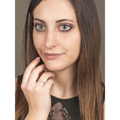 Anillo flor oro blanco 18k con diamantes