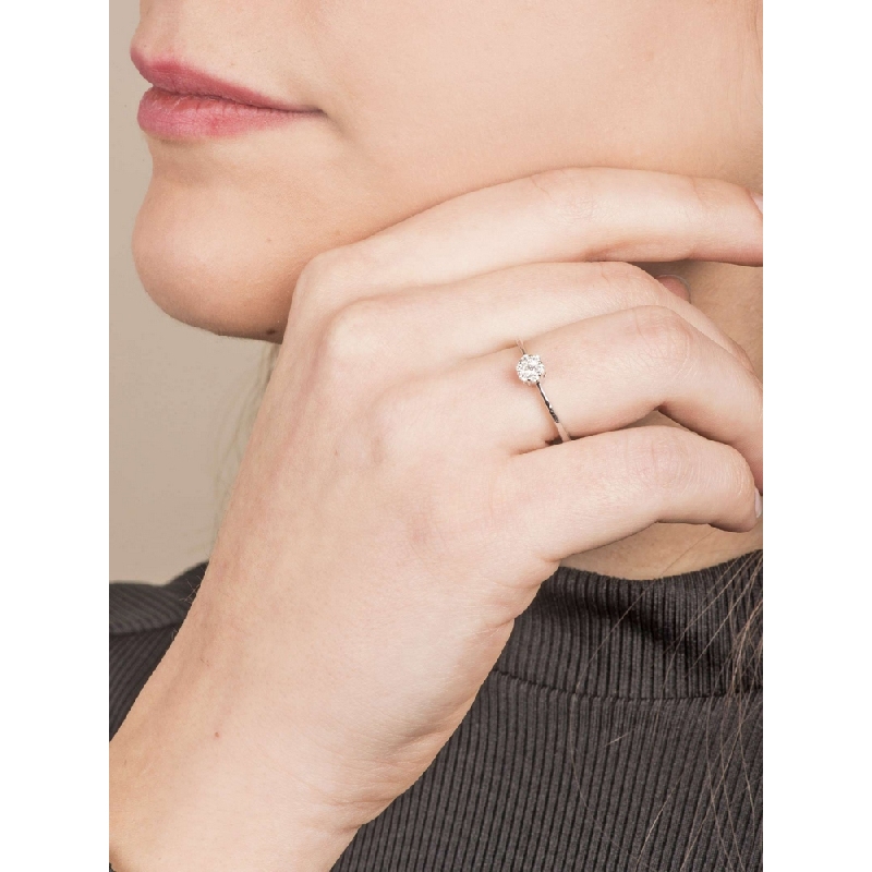 Anillo flor en oro blanco de 18k con diamantes Anillo flor en oro blanco de 18k con diamantes