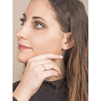 Anillo flor en oro blanco de 18k con diamantes