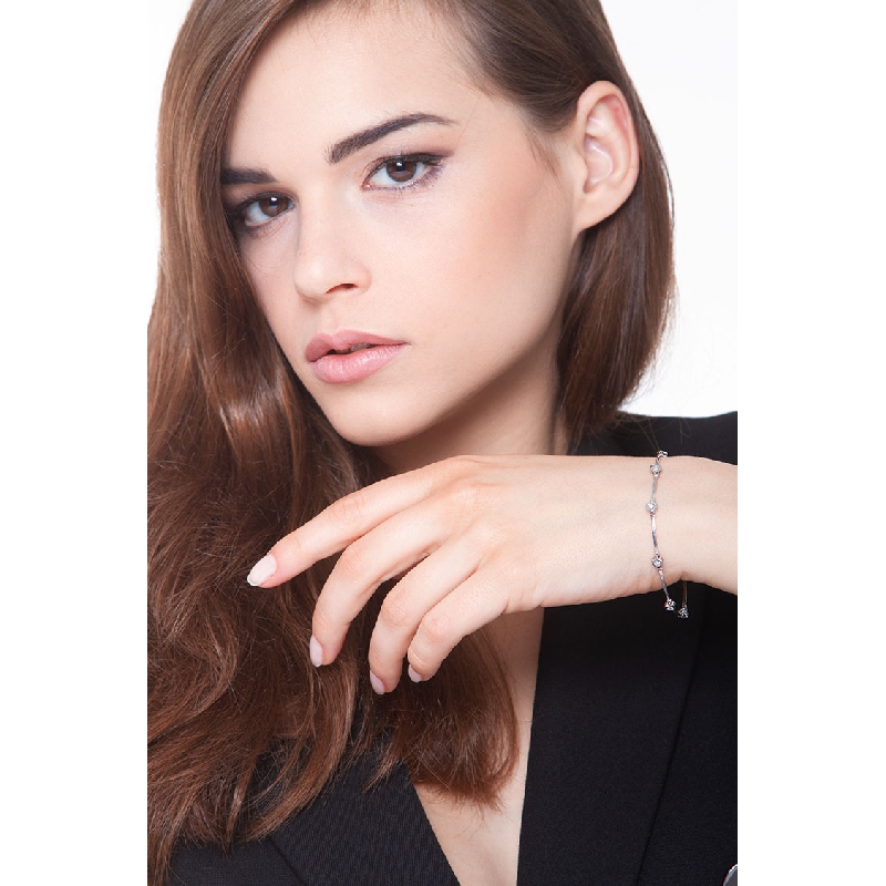 Pulsera oro blanco 18k con diamantes en forma de corazón Pulsera oro blanco 18k con diamantes en forma de corazón