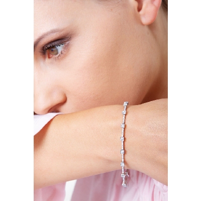Pulsera en oro blanco 18k con segmentos cuadrados y diamantes