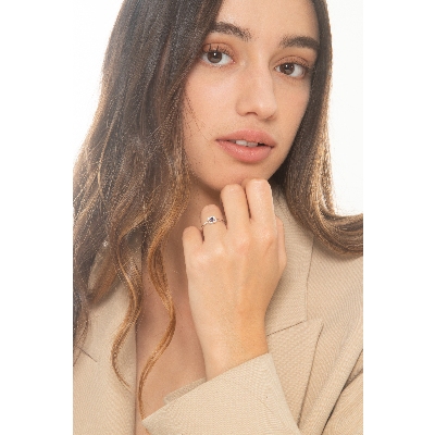 Anillo de oro blanco de 18 quilates con zafiro azul central y halo de diamantes