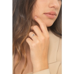 Anillo de oro blanco de 18 quilates con zafiro azul central y halo de diamantes 2