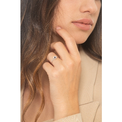 Anillo de oro blanco de 18 quilates con zafiro azul central y halo de diamantes