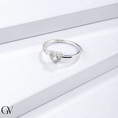 Anillo corazón en oro blanco con diamante