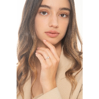 Anillo corazón en oro blanco con diamante