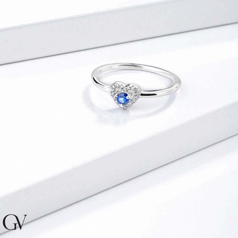 Anillo oro blanco 18k corazón con zafiro azul y diamantes Anillo oro blanco 18k corazón con zafiro azul y diamantes