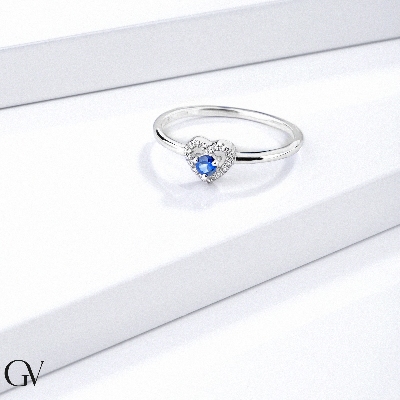 Anillo oro blanco 18k corazón con zafiro azul y diamantes