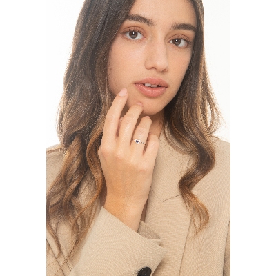 Anillo oro blanco 18k corazón con zafiro azul y diamantes