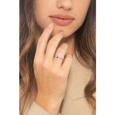 Anillo oro blanco 18k corazón con zafiro azul y diamantes